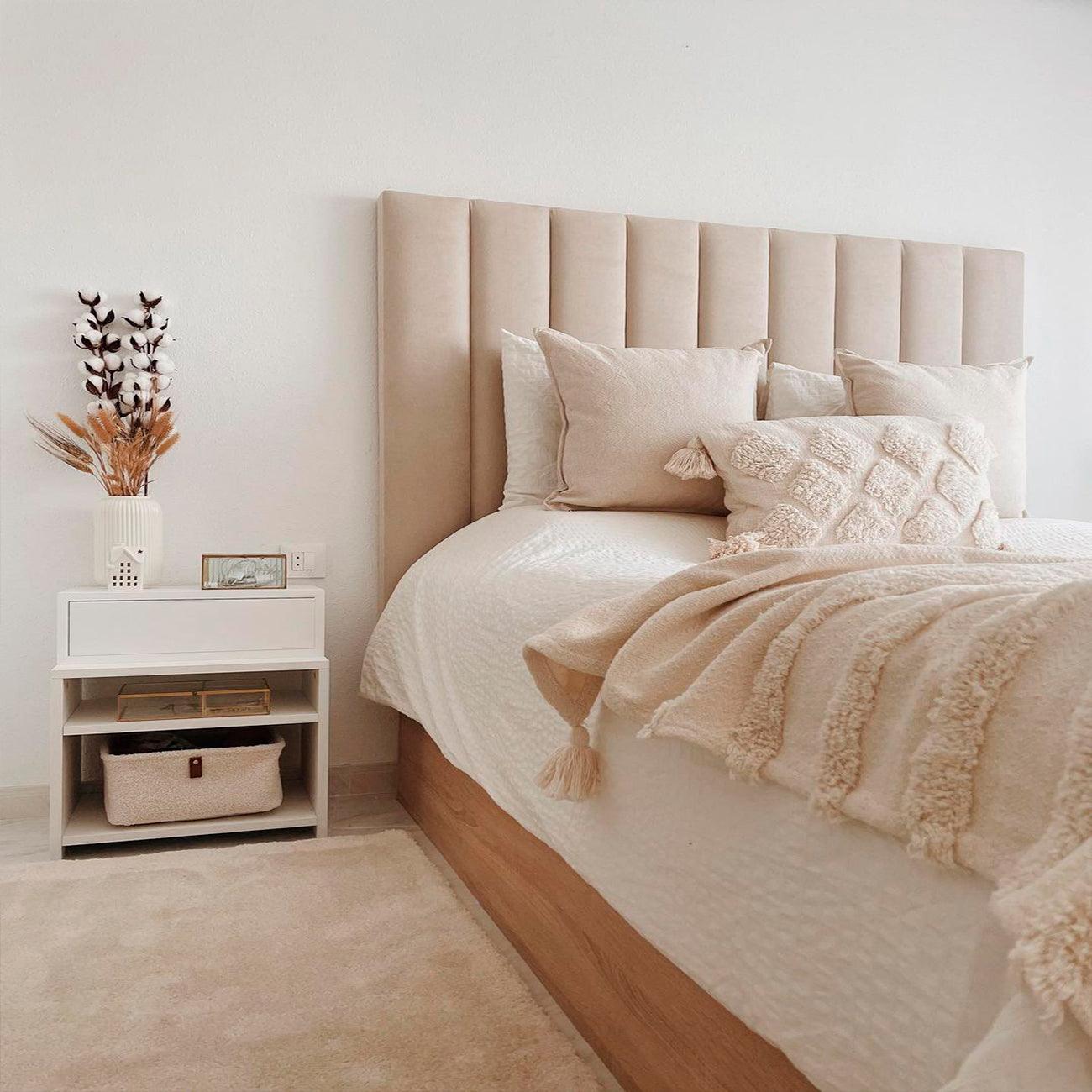 Cabecero Tasos color beige de Morfeo en dormitorio moderno con cama de madera y textiles claros.