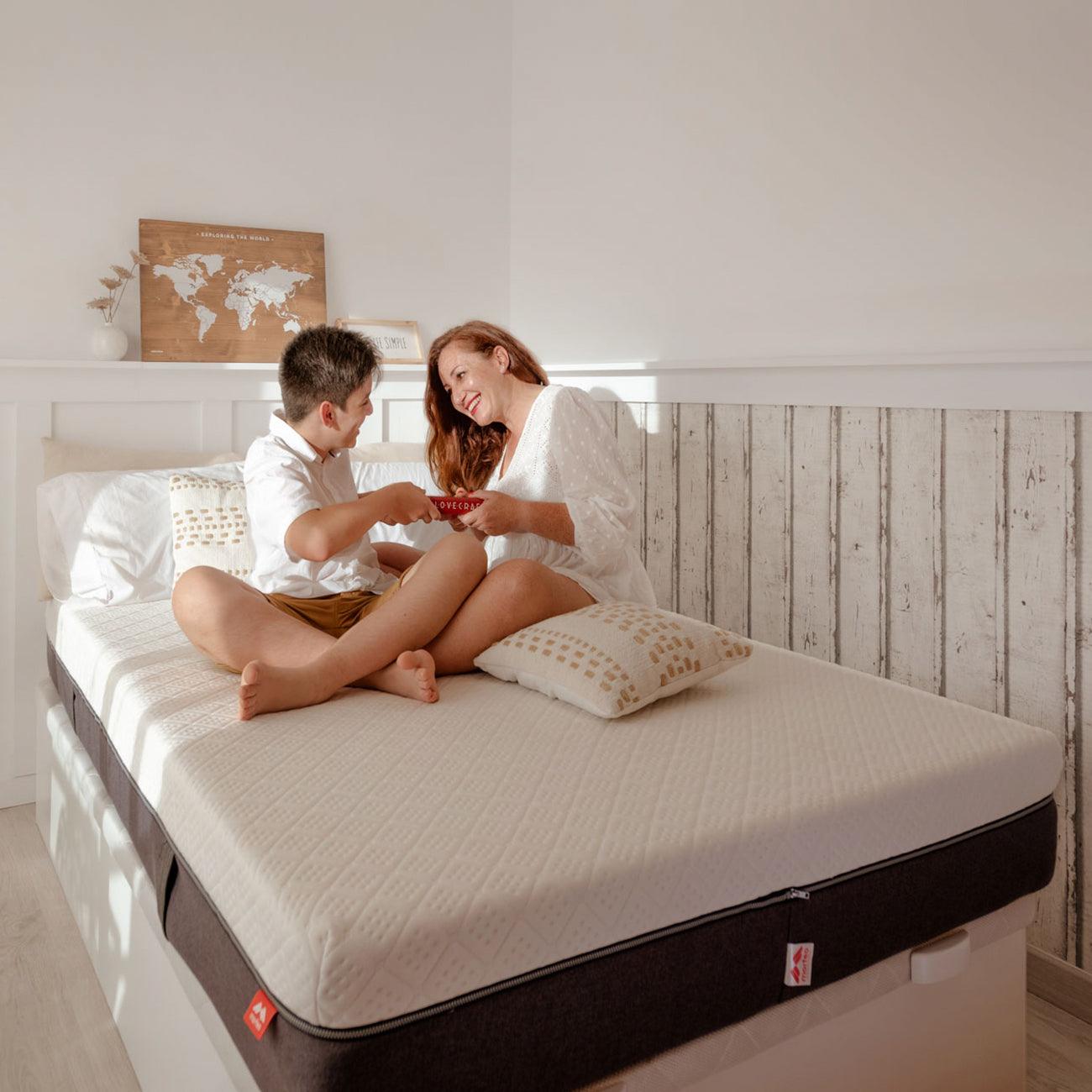 Colchón Lite de Morfeo sobre cama nido en dormitorio juvenil con textiles claros.