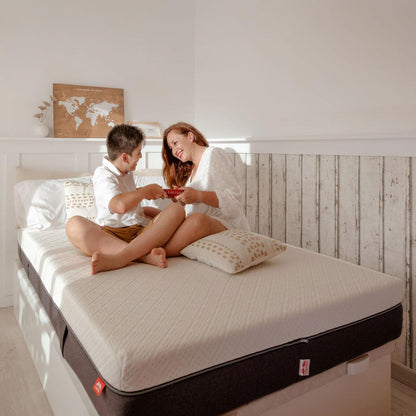 Colchón Lite de Morfeo sobre cama nido en dormitorio juvenil con textiles claros.