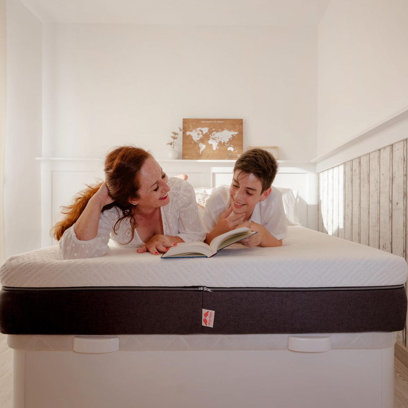Colchón Lite de Morfeo en dormitorio infantil con cama de madera y decoración natural.