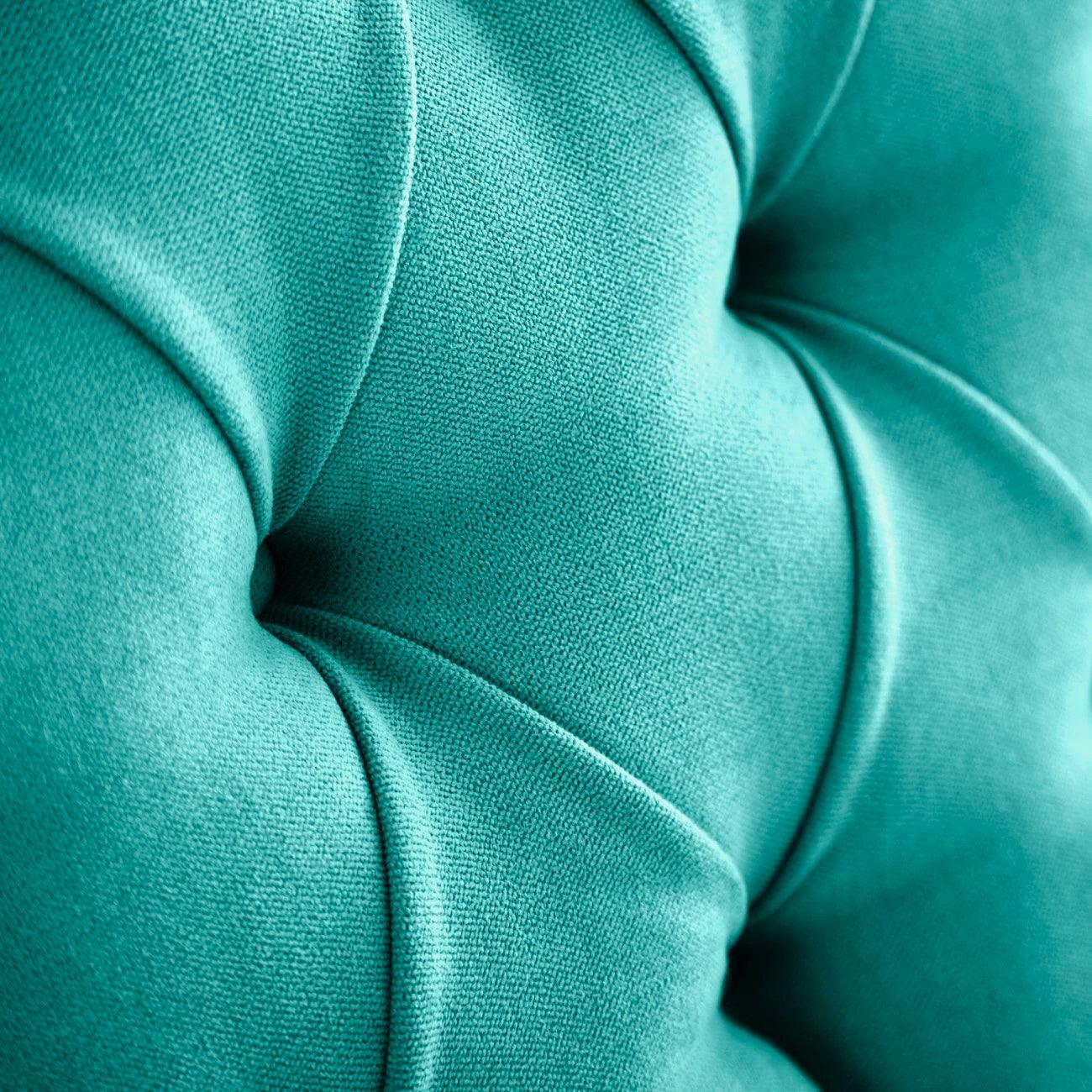 Detalle del tapizado capitoné del cabecero Capy color azul turquesa de Morfeo.