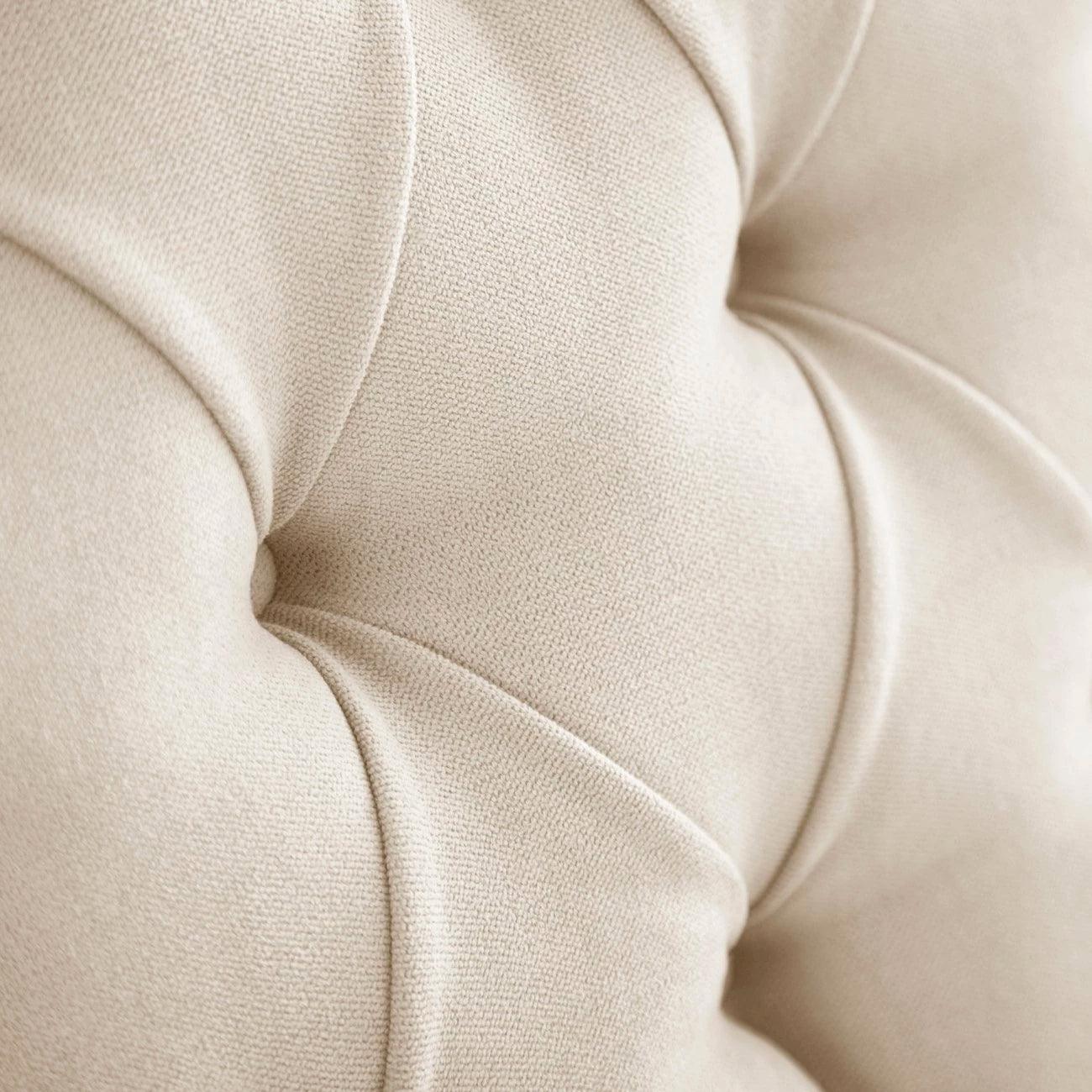 Detalle del tapizado capitoné del cabecero Capy color beige de Morfeo.