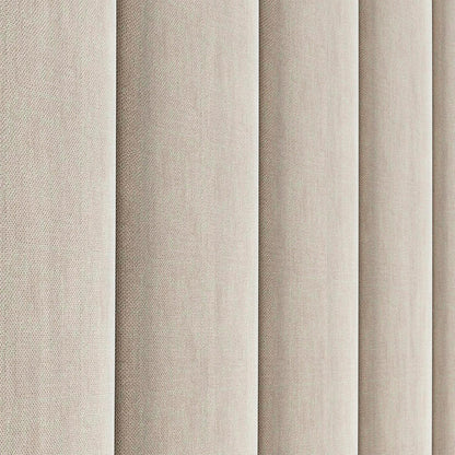 Detalle lateral del cabecero Tasos color beige de Morfeo con tapizado acolchado.