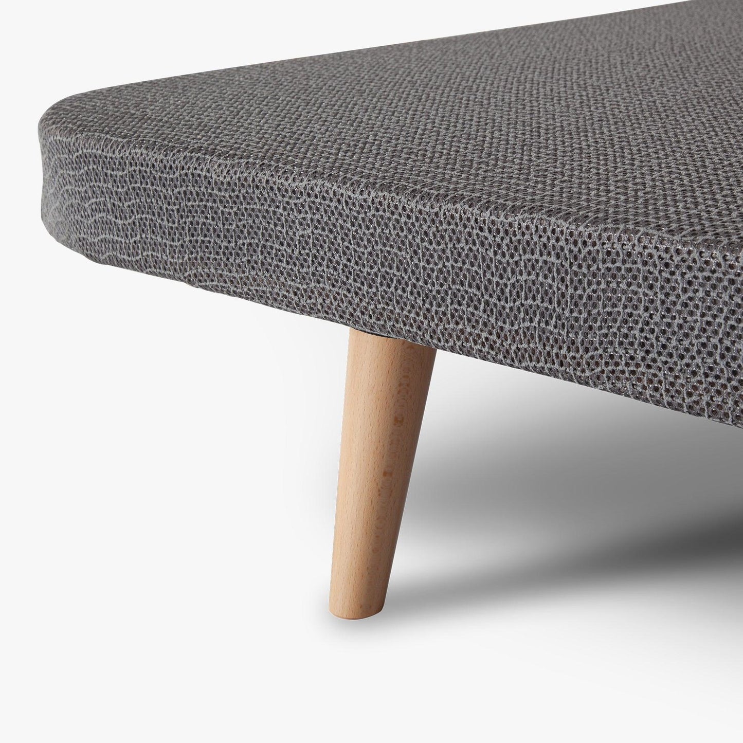 Detalle de la pata de madera de la base tapizada Kos color gris de Morfeo.
