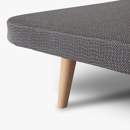 Detalle de la pata de madera de la base tapizada Kos color gris de Morfeo.