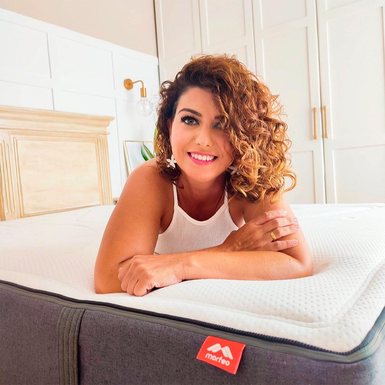 Influencer Dunai acostada sobre un colchón Morfeo