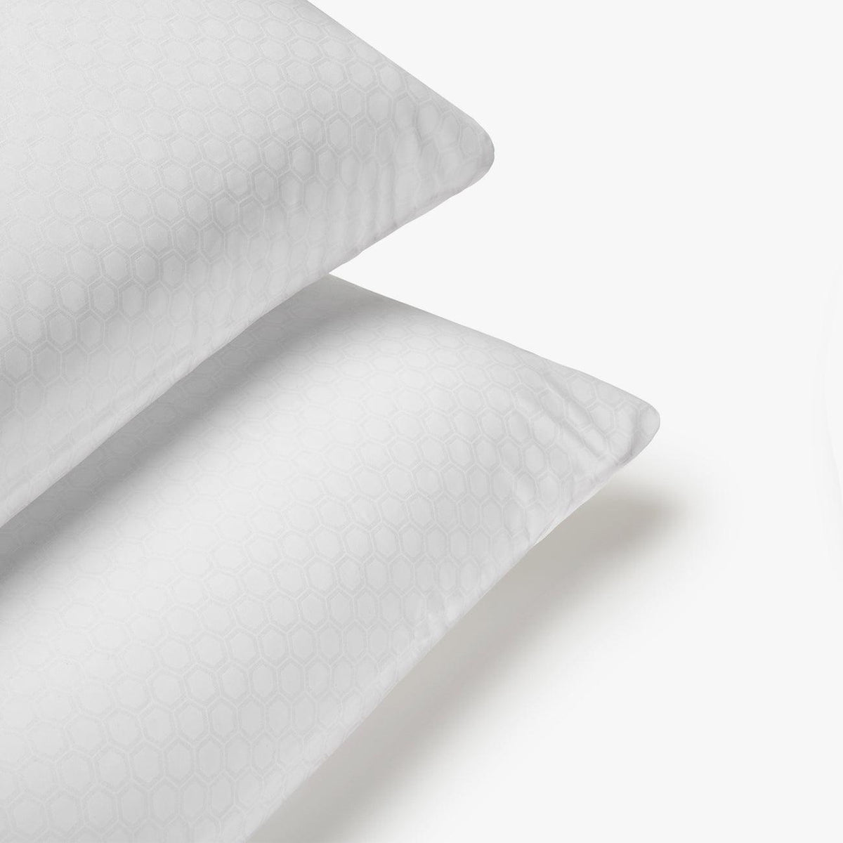 Vista cercana de dos almohadas con funda de almohada FreshCool de Morfeo y su tejido de relieve hexagonal.