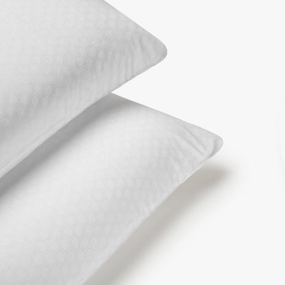 Vista cercana de dos almohadas con funda de almohada FreshCool de Morfeo y su tejido de relieve hexagonal.
