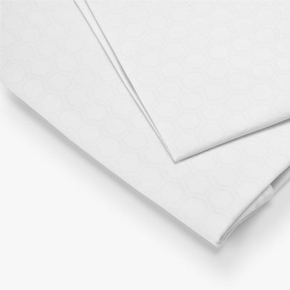Detalle del borde y la solapa de la funda de almohada FreshCool de Morfeo en tejido blanco.