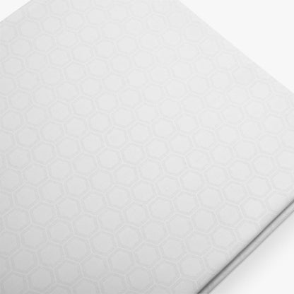 Detalle del tejido con relieve hexagonal de la funda de almohada FreshCool de Morfeo en color blanco.