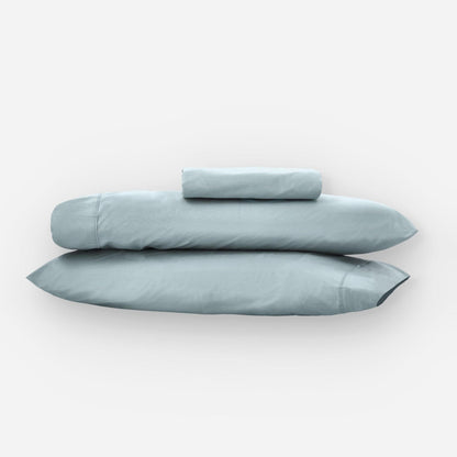 Fundas de edredón EcoPercal aguamarina de Morfeo: dos fundas de almohada apiladas sobre fondo blanco.