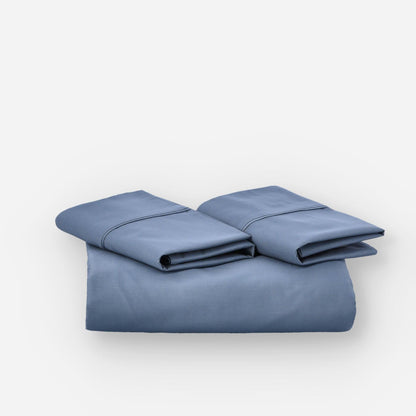 Fundas de edredón EcoPercal azul marino de Morfeo, conjunto doblado en perspectiva sobre fondo blanco.