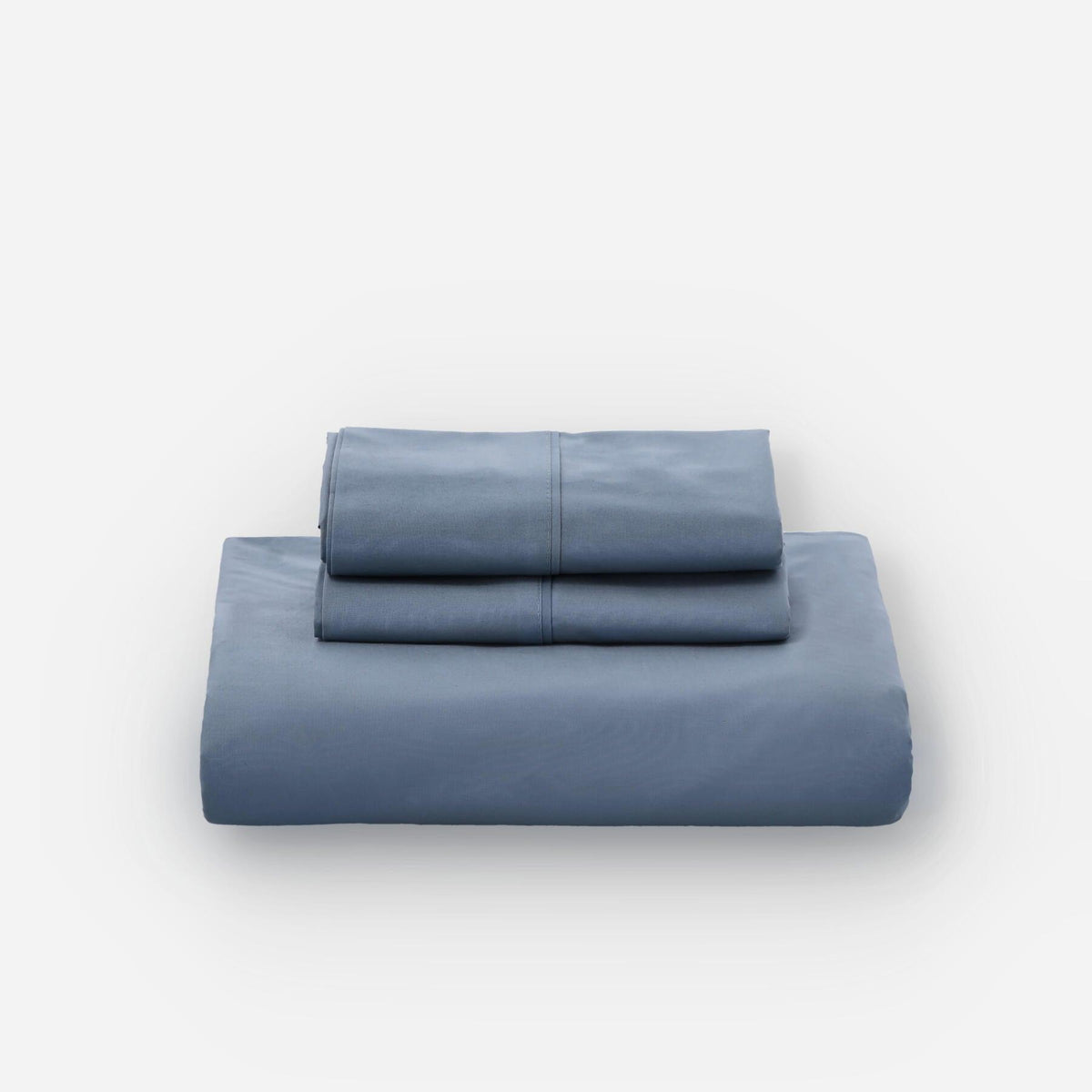 Fundas de edredón EcoPercal azul marino de Morfeo dobladas con fundas de almohada, vista frontal.