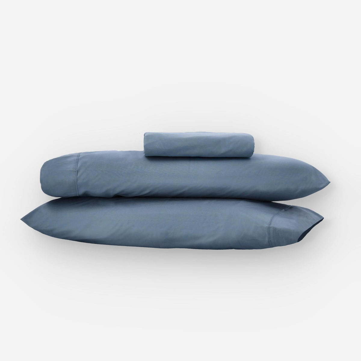 Fundas de edredón EcoPercal azul marino de Morfeo: dos fundas de almohada apiladas sobre fondo blanco.