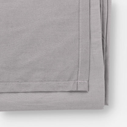 Detalle del dobladillo y el tejido de algodón percal de las fundas de edredón EcoPercal gris de Morfeo.
