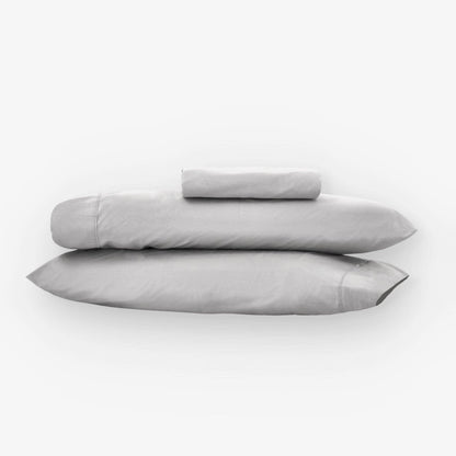 Fundas de edredón EcoPercal gris de Morfeo: dos fundas de almohada apiladas sobre fondo blanco.