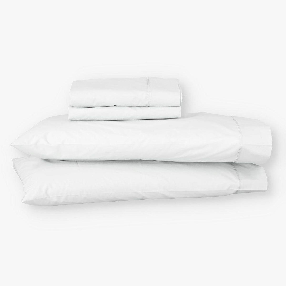 Juego de sábanas EcoPercal de algodón percal blanco de Morfeo doblado con sus fundas de almohada sobre fondo blanco.