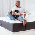 Influencer Merakio tocando la guitarra sobre un colchón Morfeo